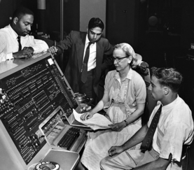 Photo de Grace Hopper et l'UNIVAC I, vers 1960
