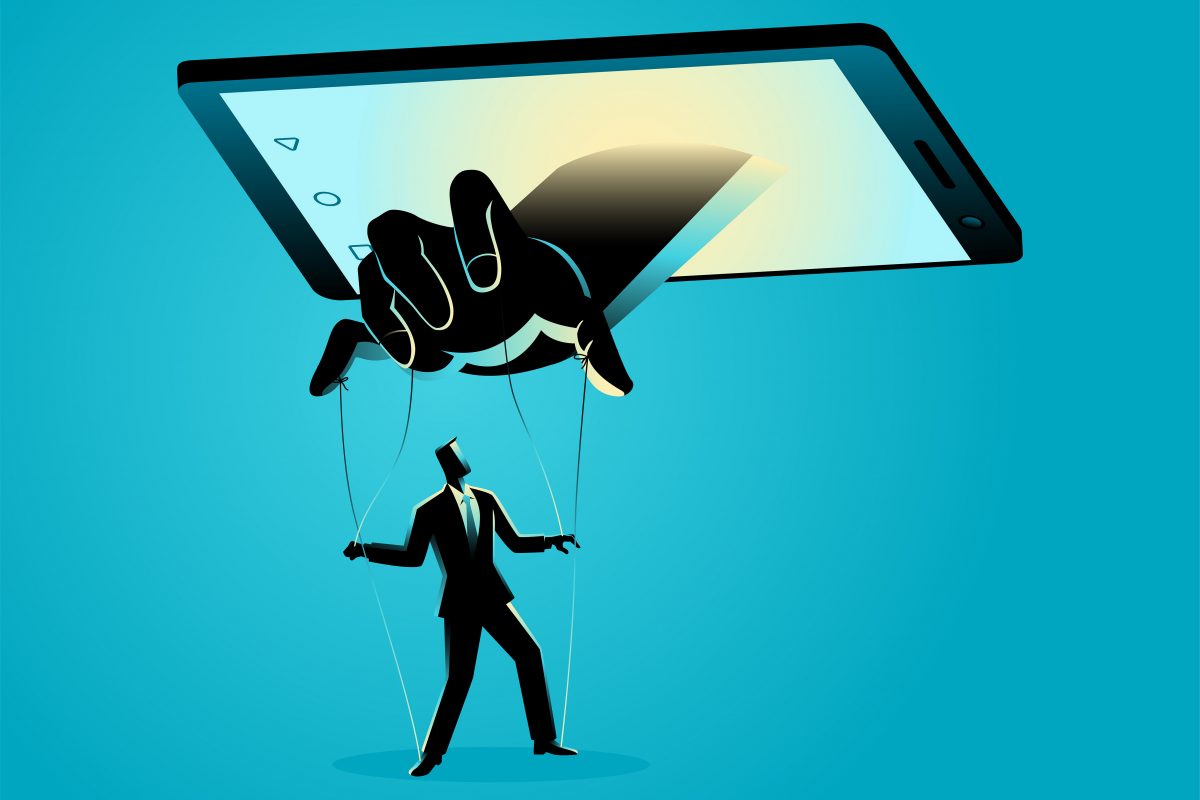 Ceci est une image avec des téléphone et une main qui contrôle l'utilisateur